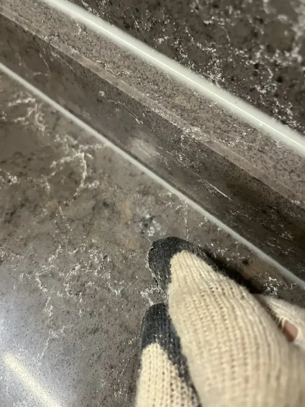 정수기 호스 구멍 메우기 이후 상판 모습
